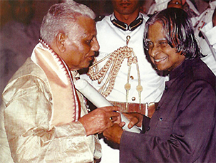 Chaturbhuja Meher reciving Padmashree Award from the President Dr. APJ Abdul Kalam
